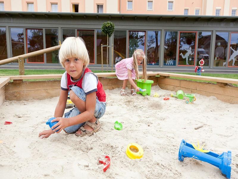 Jufa Hotel Weinviertel - Eselsmuehle Seefeld-Kadolz ภายนอก รูปภาพ