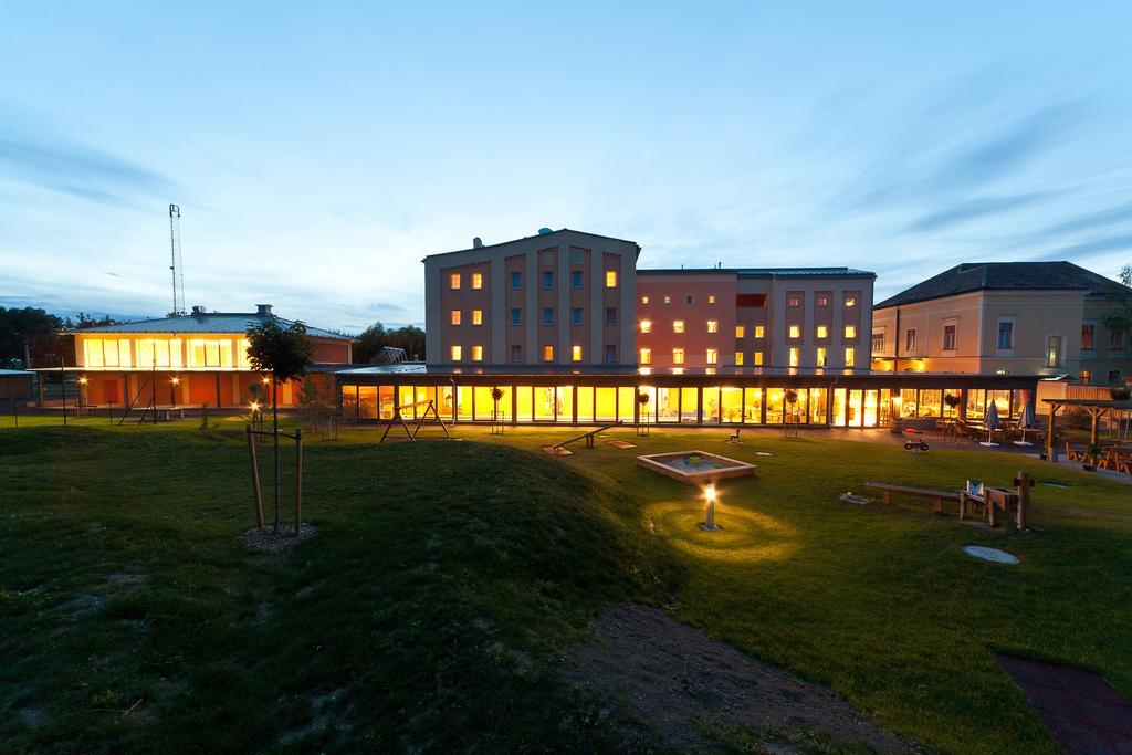 Jufa Hotel Weinviertel - Eselsmuehle Seefeld-Kadolz ภายนอก รูปภาพ